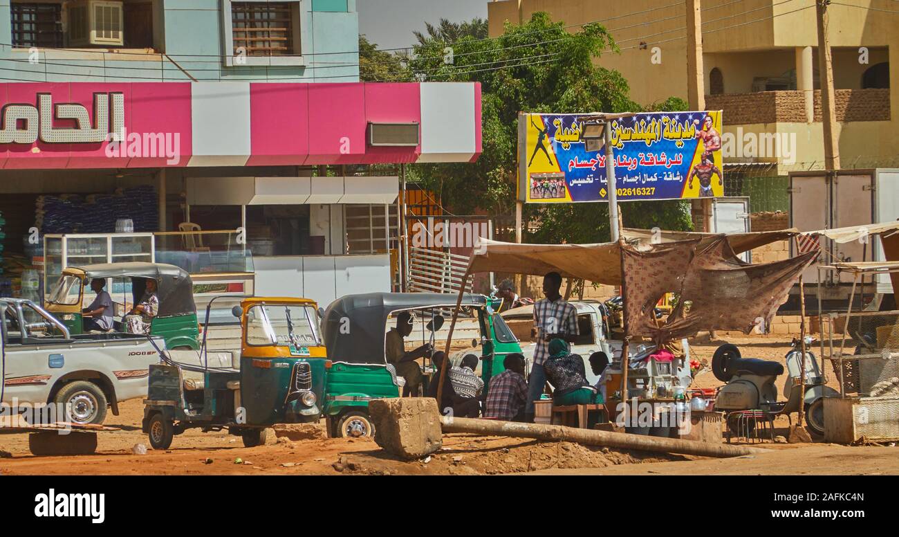 Khartum, Sudan, Ca. Februar 8., 2019: Kleine Shop eröffnen für die sudanesischen Kaffee am Rand einer stark befahrenen Straße in Khartum, Sudan Stockfoto