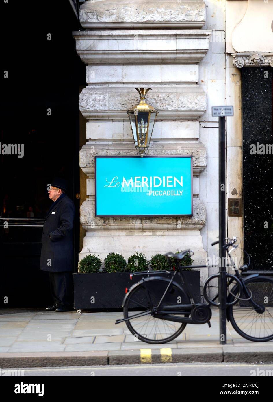 London, England, UK. Fahrrad angekettet außerhalb Le Meridian Hotel, Piccadily - Doorman Stockfoto