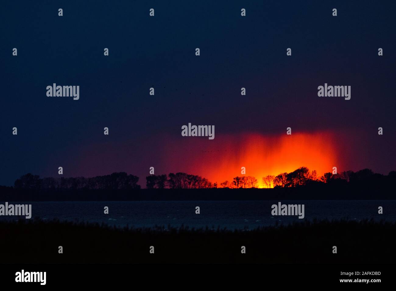 Dramatischer Sonnenuntergang über den Darß-Zingsterer Bodden, Ostsee, Mecklenburg-Vorpommern, Deutschland. Stockfoto