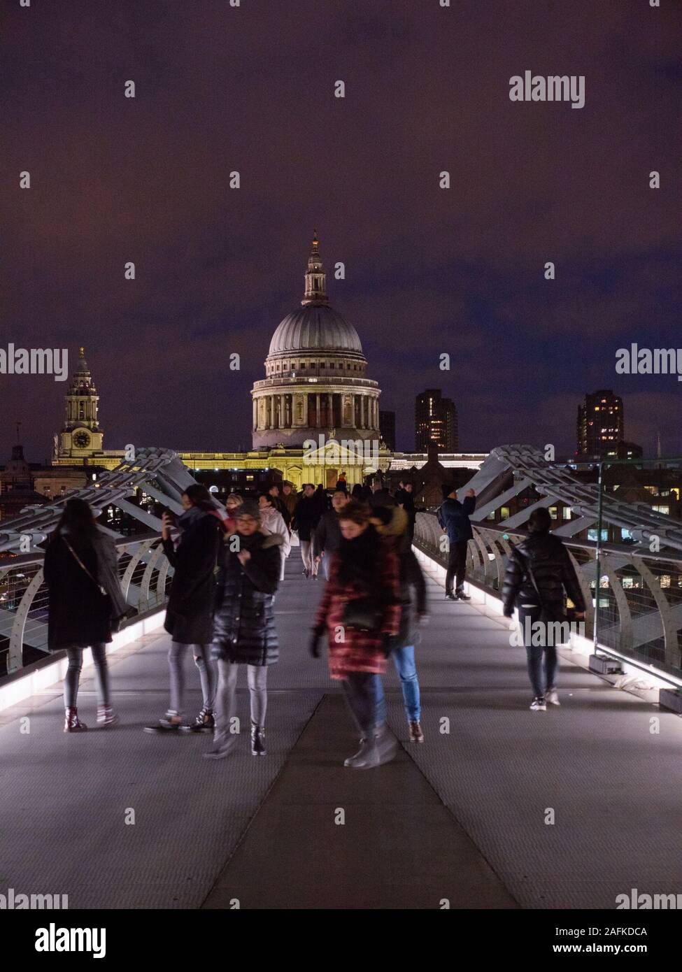 Touristen Kreuzung Millennium Bridge, Themse, mit der St. Pauls Kathedrale, Nacht, London, England, UK, GB. Stockfoto