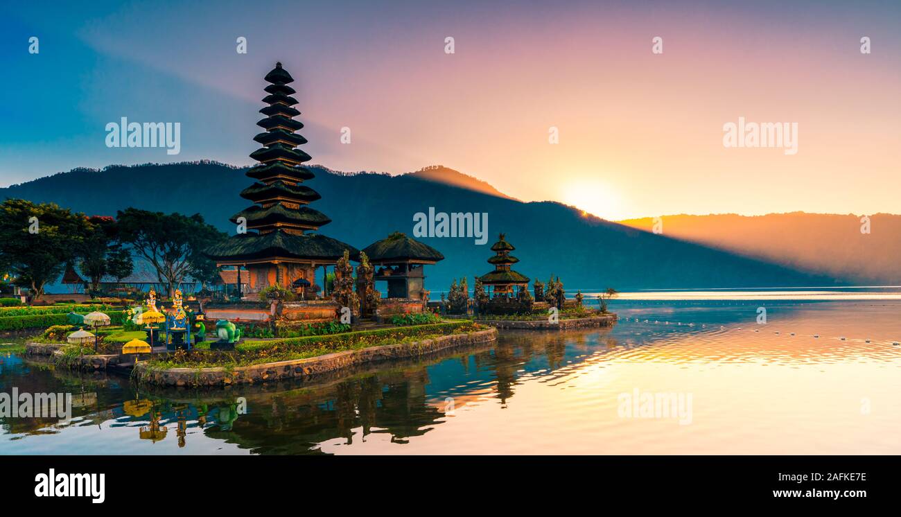 Ulun Danu Beratan Tempel in Bali - Balis ikonischer Seetempel, ist sowohl ein berühmtes malerisches Wahrzeichen als auch ein bedeutender Tempelkomplex Stockfoto