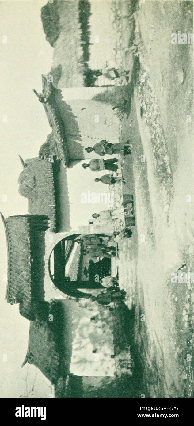 . Ein Yankee am Jangtse: eine Erzählung einer Reise von Shanghai durch das Reich der Mitte in Burma. ""&Gt;? W. Wenn! H*M lww ii. ] Ii schädlicher Nebel 263 Punkt fünf tausend fünf hundert und 60 Fuss abovethe Meer; der Salween ist zwei tausend vier hundredand 30. Die Ebene unterhalb der, in Reis patches ausschneiden, und hier und da einem Zucker Zuckerhut hervorstehende, den friedlichen Fluss, die Berge und Schluchten auf thedistant Ufer, sich ein Bild der Geliebten ofnatural Landschaft zu erfreuen. Homoshu ist ein Bergdorf, die Terrassen der Whichare von flachen Stein, die Häuser aus Lehmziegeln. Bam Stockfoto