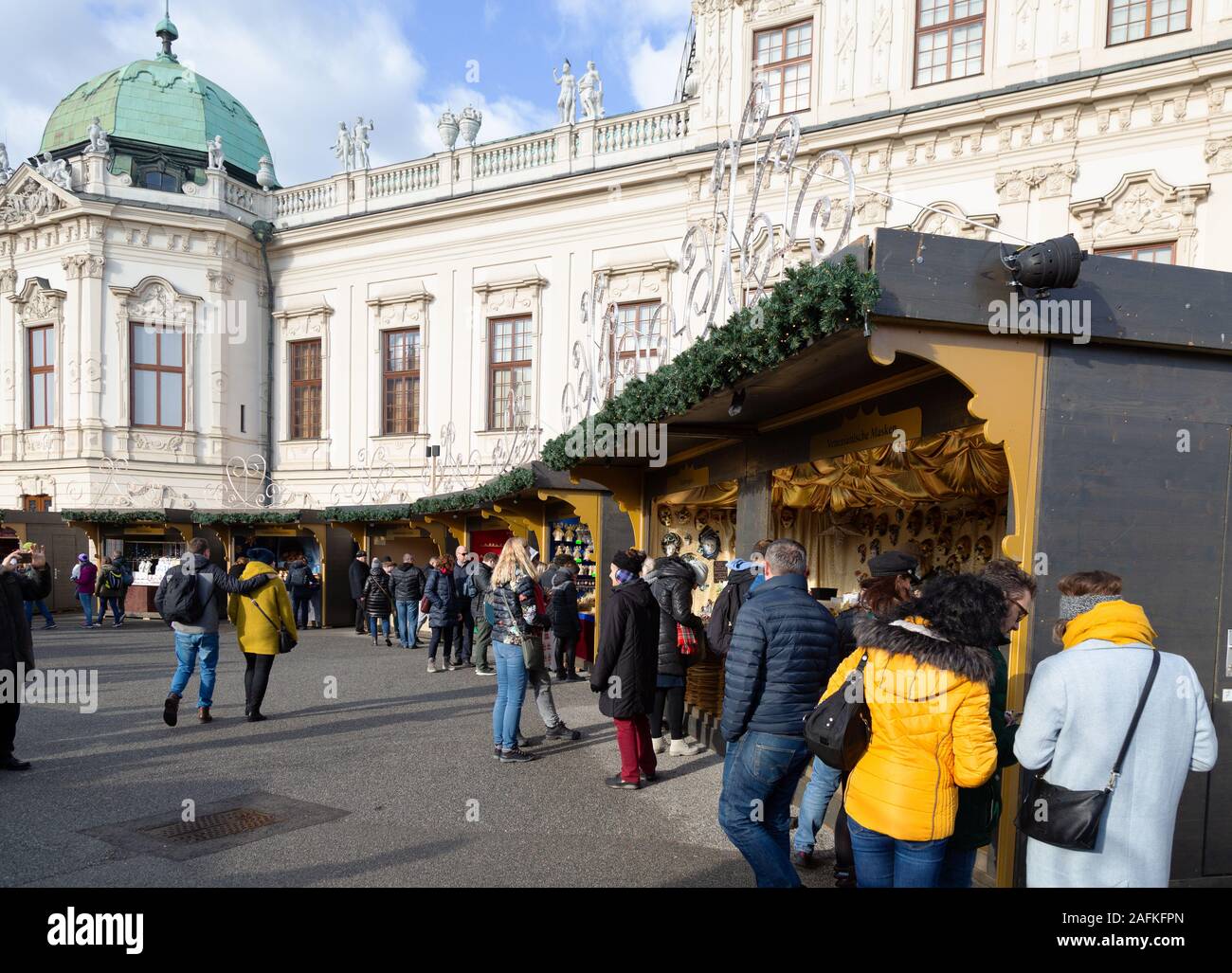 Wiener Weihnachtsmarkt; Menschen einkaufen an den Ständen des Weihnachtsmarktes; das Belvedere, Wien Österreich Europa Stockfoto