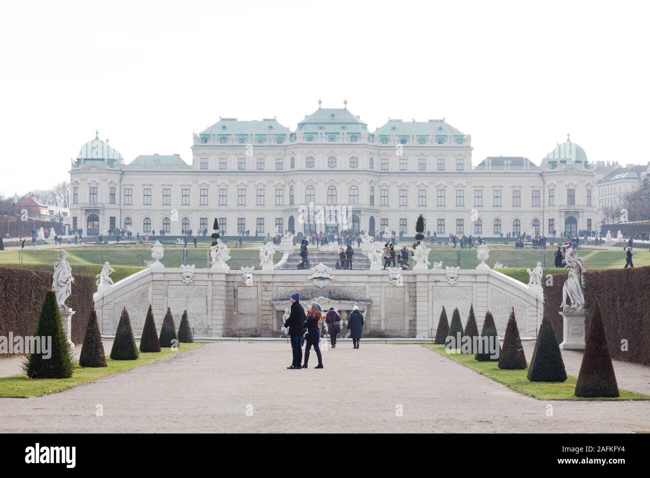 Wien Touristen; Schloss Oberes Belvedere Wien; ein historisches Gebäude aus dem 18. Jahrhundert; Touristen in den Gärten im Winter, Wien Österreich Europa Stockfoto