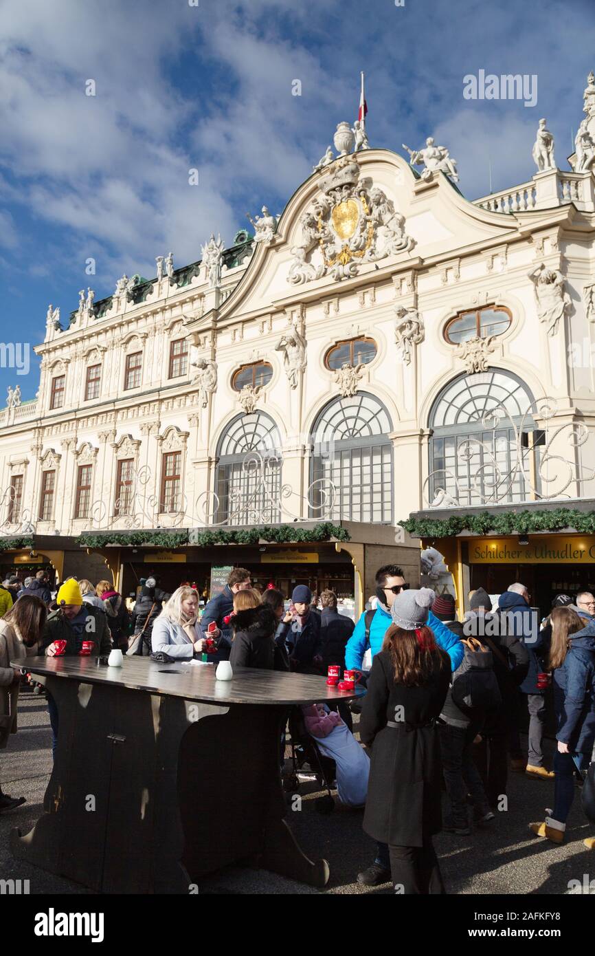 Menschen einkaufen und trinken Gluhwein, der Belvedere Weihnachtsmarkt, Wien Österreich Europa Stockfoto