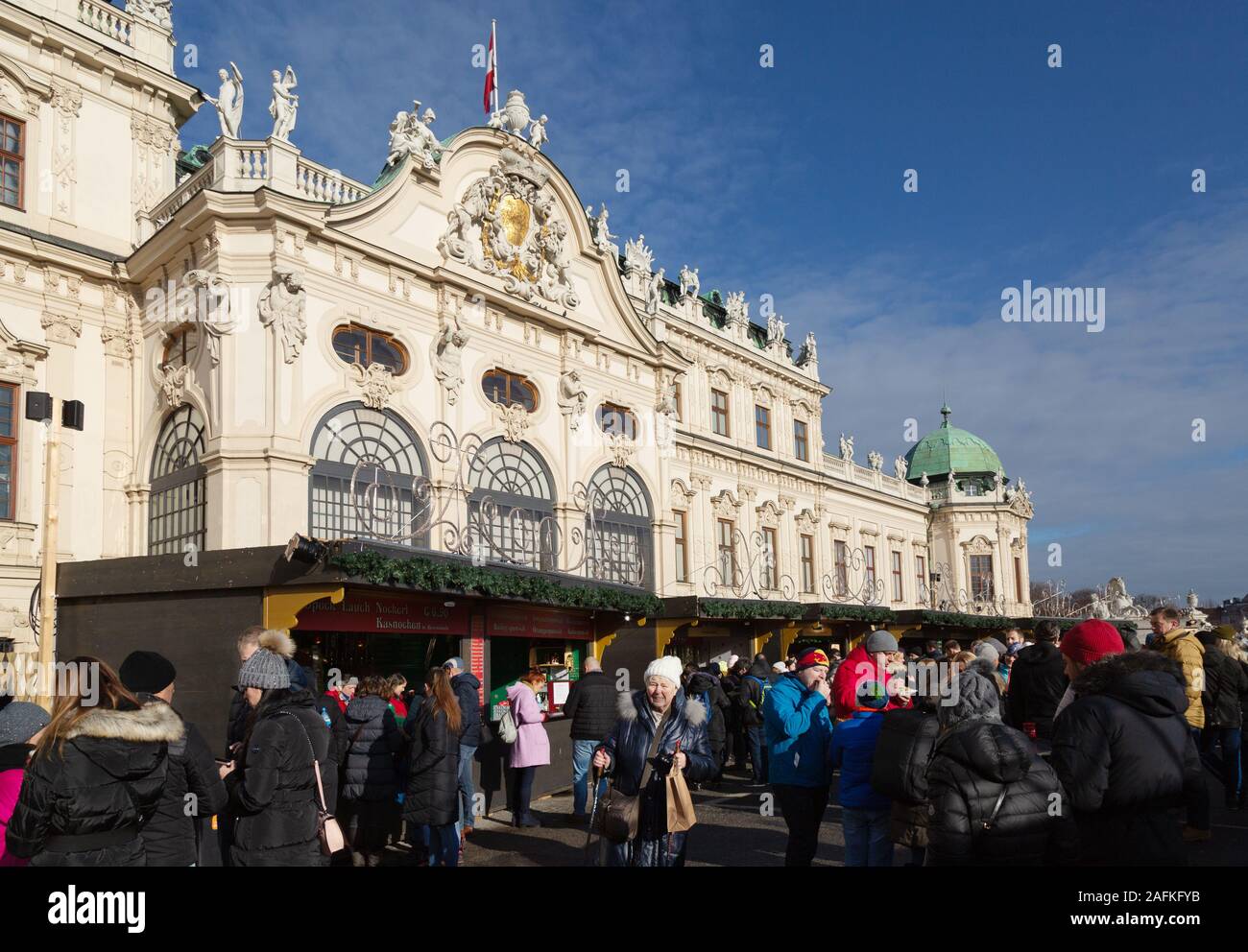 Wiener Weihnachtsmärkte - Menschen einkaufen auf dem weihnachtsmarkt im Schloss Oberes Belvedere, Wien Österreich Europa Stockfoto