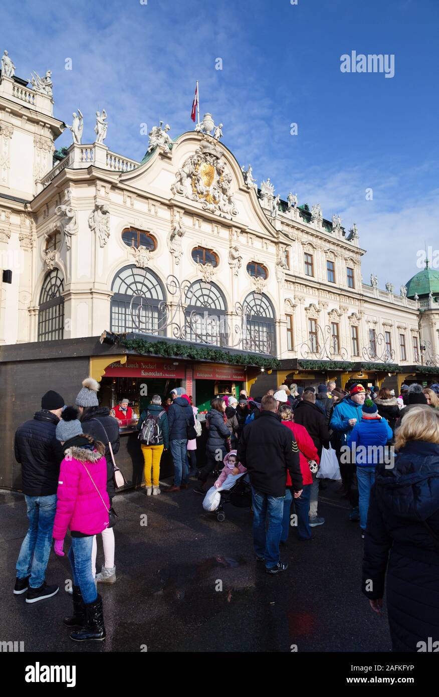 Wiener Weihnachtsmarkt; Leute einkaufen bei Verkaufsständen, Schloss Belvedere, Wien Österreich Europa Stockfoto