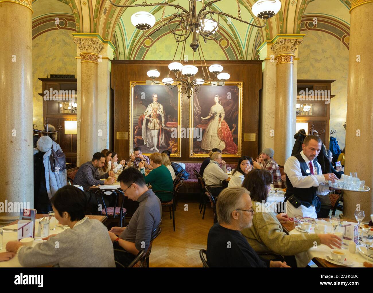 Wien Cafe Central, Kunden in das Innere des Café Central, einem berühmten Wiener Kaffeehaus und Restaurant, Wien Österreich Europa Stockfoto