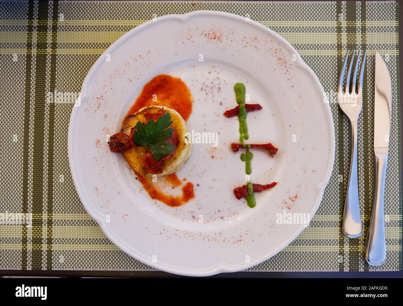 Einem ersten Kurs von provoleta mit Tomaten ist bei einem Mittagessen im Maris Resto bei Roberto Bonfanti in Lujan de Cuyo, Argentinien serviert. Stockfoto
