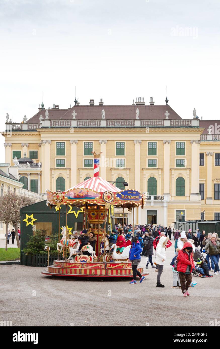 Schloss Schönbrunn, Wien, ein Karussell auf dem Weihnachtsmarkt vor Schloss Schönbrunn, Wien Österreich Europa Stockfoto