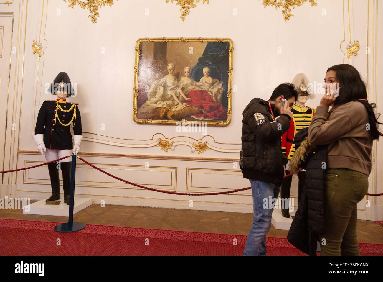 Wien Tourismus; Touristen, die eine Tour durch das Schloss Schönbrunn Interieur, Wien Österreich Stockfoto