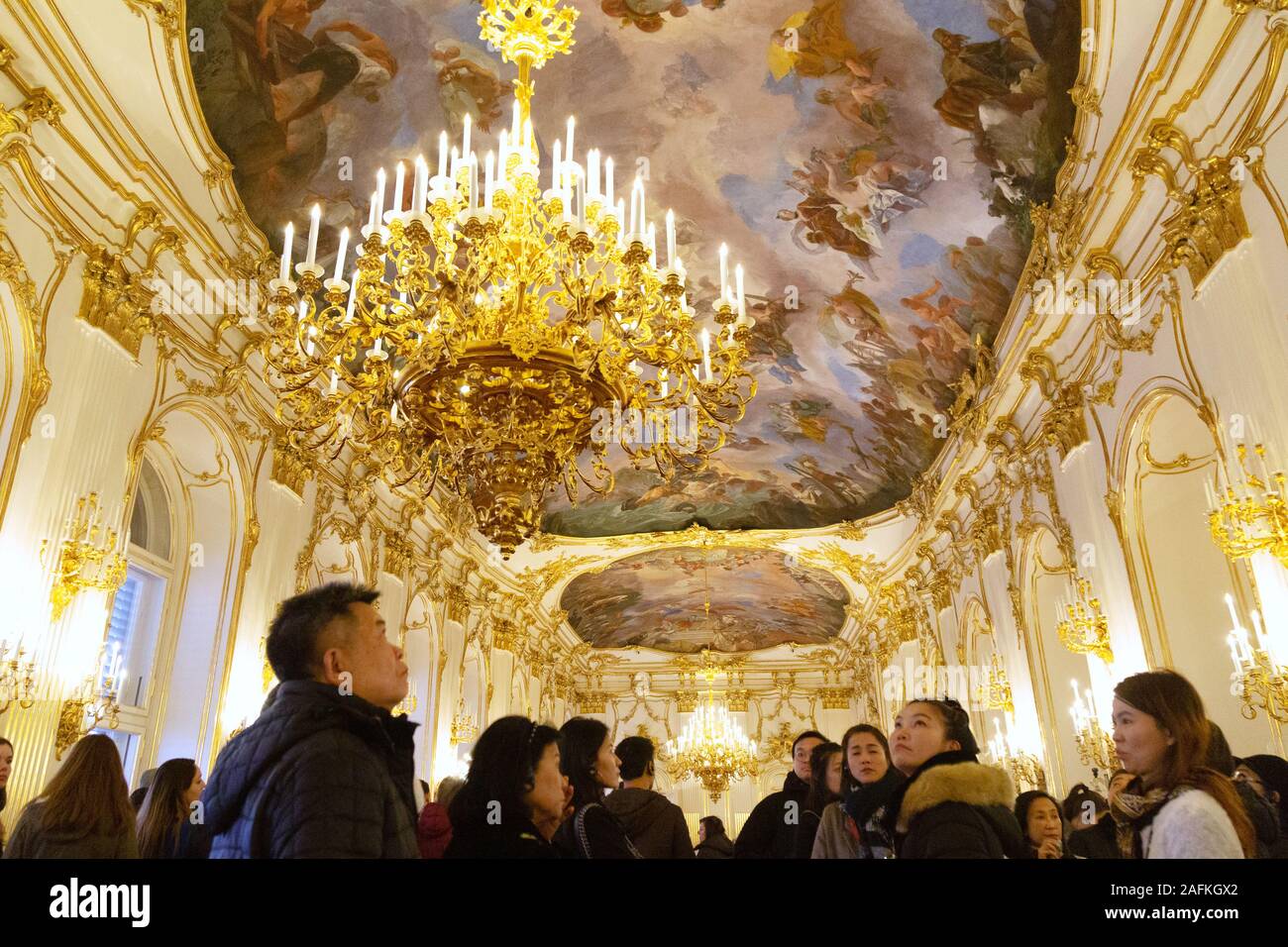 Schloss Schönbrunn Innenraum; Touristen, die sich in der großen Halle, Schloss Schönbrunn, UNESCO-Weltkulturerbe, Wien Österreich Europa Stockfoto