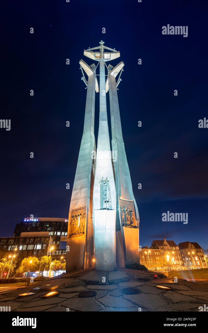 Danzig, Polen - Oktober 2, 2016: Drei Kreuze Monument an der Solidarität Square, das Gedenken an die Opfer des Streiks in Polen im Dezember 1970 Stockfoto Danzig, Polen - Oktober 2, 2016: Drei Kreuze Monument an der Solidarität Square, das Gedenken an die Opfer des Streiks in Polen im Dezember 1970 Stockfoto