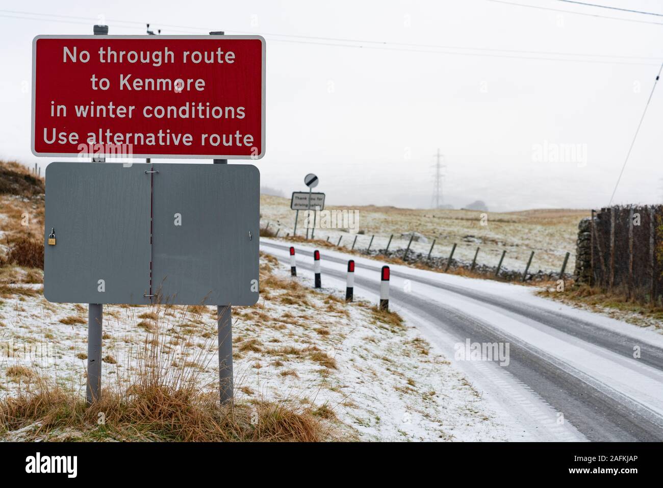 Amulree, Perthshire, Schottland, Großbritannien. 16. Dez 2019. Warnschild auf Single-track-U 173 Kenmore zu Amulree Straße während eines winterlichen Schneefall heute gesehen. Polizei und Perth und Kinross Rat zu einer 5 km langen Strecke von der malerischen Straße in der Nähe von Glen Quaich für 17 Wochen ab dem 23. Dezember 2019, da sie zu in Schnee und Eis gefährlich ist. Die Straße durch Glen Quaich gilt als eine der malerischsten und gefährlich, in Perthshire betrachtet. Stockfoto