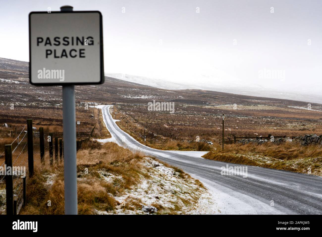 Amulree, Perthshire, Schottland, Großbritannien. 16. Dez 2019. Vorbei am Single-track-U 173 Kenmore zu Amulree Straße während eines winterlichen Schneefall heute gesehen. Polizei und Perth und Kinross Rat zu einer 5 km langen Strecke von der malerischen Straße in der Nähe von Glen Quaich für 17 Wochen ab dem 23. Dezember 2019, da sie zu in Schnee und Eis gefährlich ist. Die Straße durch Glen Quaich gilt als eine der malerischsten und gefährlich, in Perthshire betrachtet. Iain Masterton/Alamy leben Nachrichten Stockfoto