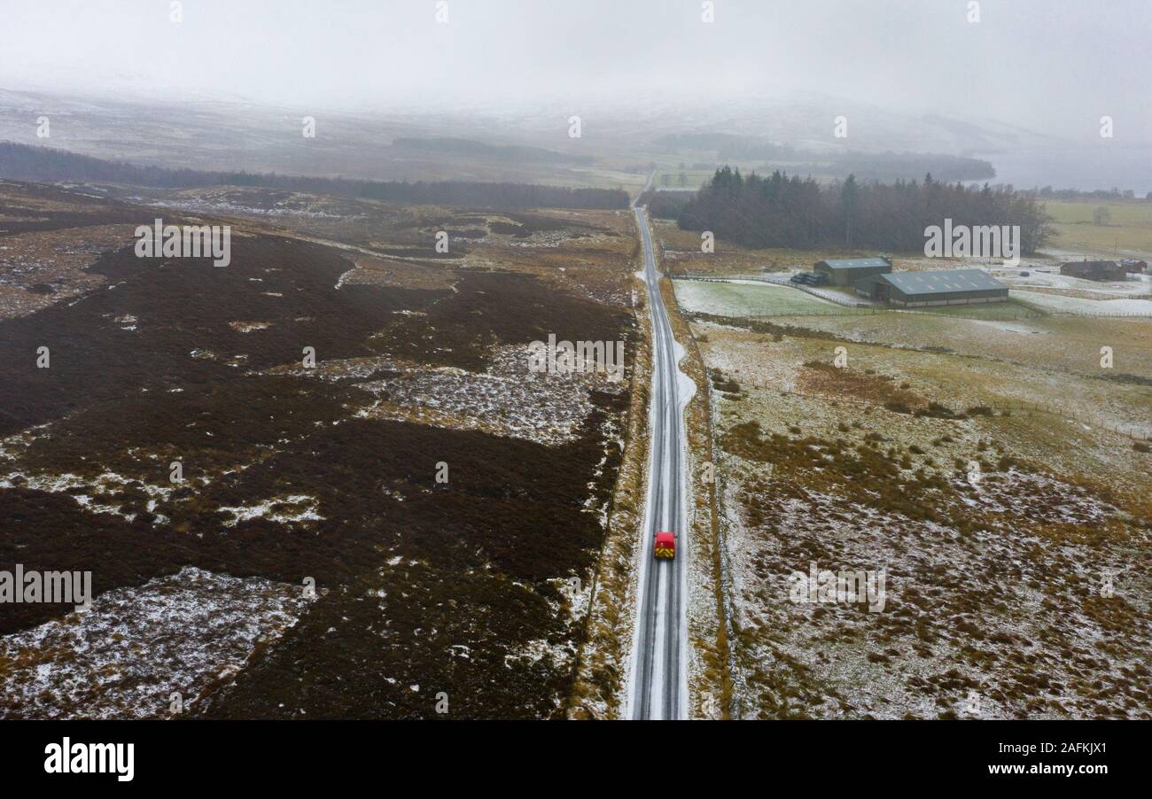 Amulree, Perthshire, Schottland, Großbritannien. 16. Dez 2019. Royal Mail Post van auf Single-track-U 173 Kenmore zu Amulree Straße während eines winterlichen Schneefall heute gesehen. Polizei und Perth und Kinross Rat zu einer 5 km langen Strecke von der malerischen Straße in der Nähe von Glen Quaich für 17 Wochen ab dem 23. Dezember 2019, da sie zu in Schnee und Eis gefährlich ist. Die Straße durch Glen Quaich gilt als eine der malerischsten und gefährlich, in Perthshire betrachtet. Iain Masterton/Alamy leben Nachrichten Stockfoto
