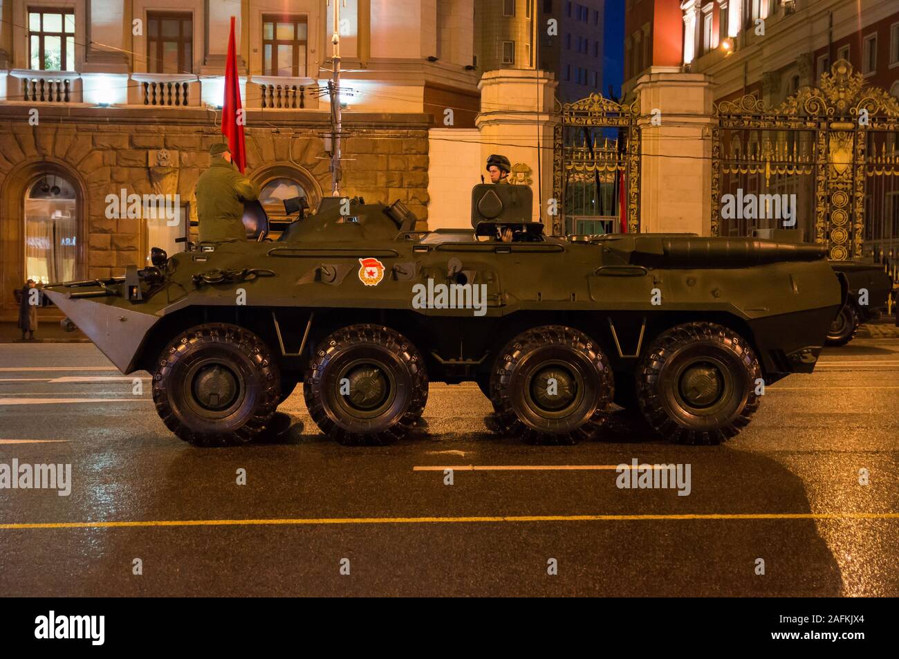 Russische Militärs BTR-80 Fahrzeuge, Straßen von Moskau bei Nacht, Armee Parade, Russland Stockfoto