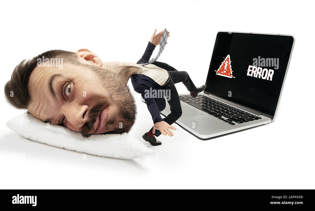 Arbeit nicht weiter, hat keine Angebote. Big Head auf kleinen Körper liegen auf dem Kissen. Mann kann nicht aufwachen und zu Fuß zur Arbeit' Kopfschmerzen und verschlafen. Konzept der Business, arbeiten, sich beeilen, Fristen. Stockfoto