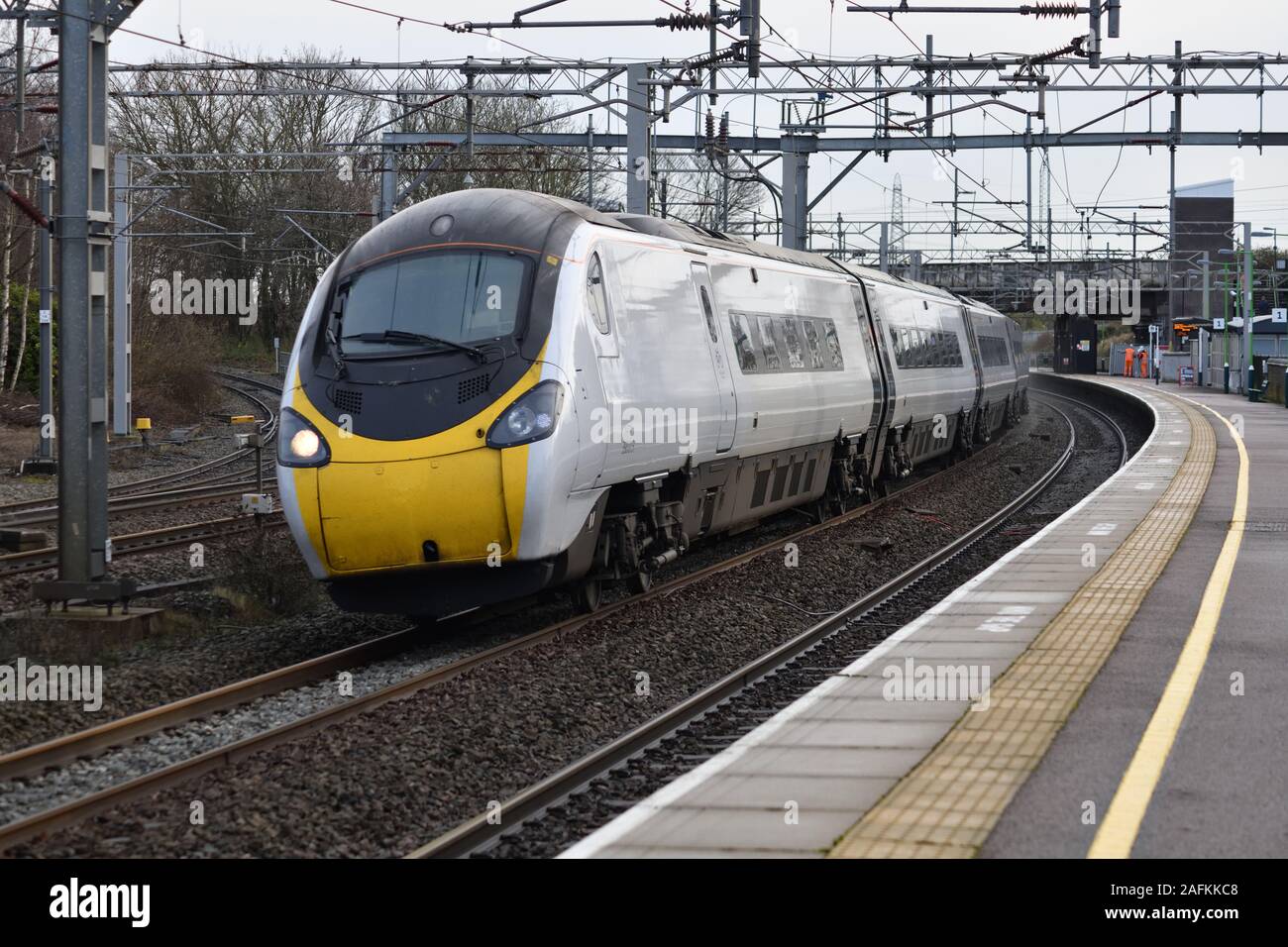 Avanti Westküste 9 Auto Pendolino 390013 rast am 16. Dezember 2019 durch Lichfield Trent Valley mit der 11:07 London Euston nach Liverpool Stockfoto