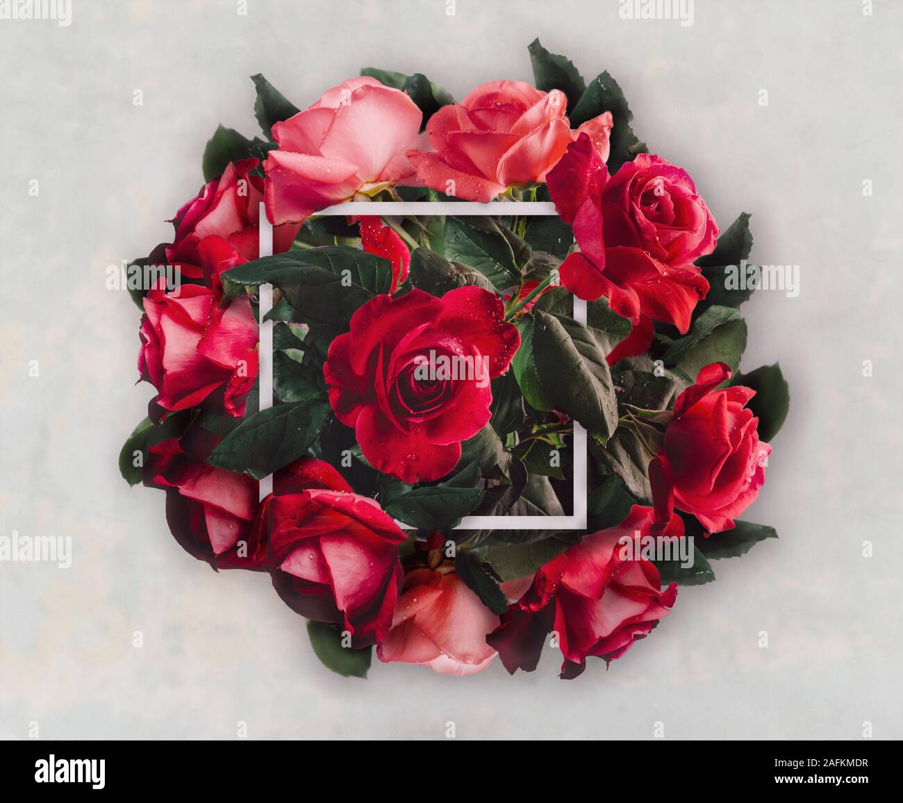 Schöne rote Rosen Blumenstrauß für die valentie Tag Geschenk. Kreative Hochzeit Blume Dekoration. Vintage valentine vorhanden mit floralen blühen und Rahmen. Top vi. Stockfoto