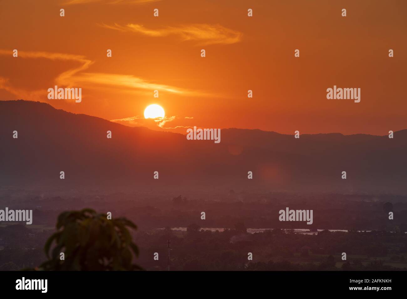 Schöner Sonnenuntergang in den Bergen von Chiang Mai in seltenen Zeiten ohne Smog von Feuer. Chiang Mai ist der erste in der Welt in der Luftverschmutzung Stockfoto