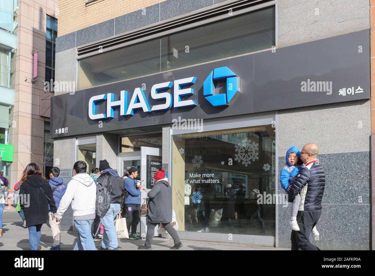 New York City, 2. Dezember 2019: Chase Bank Logo bei einer Ihrer Branche mit St-Kreuzung in Flushing, Queens Stockfoto