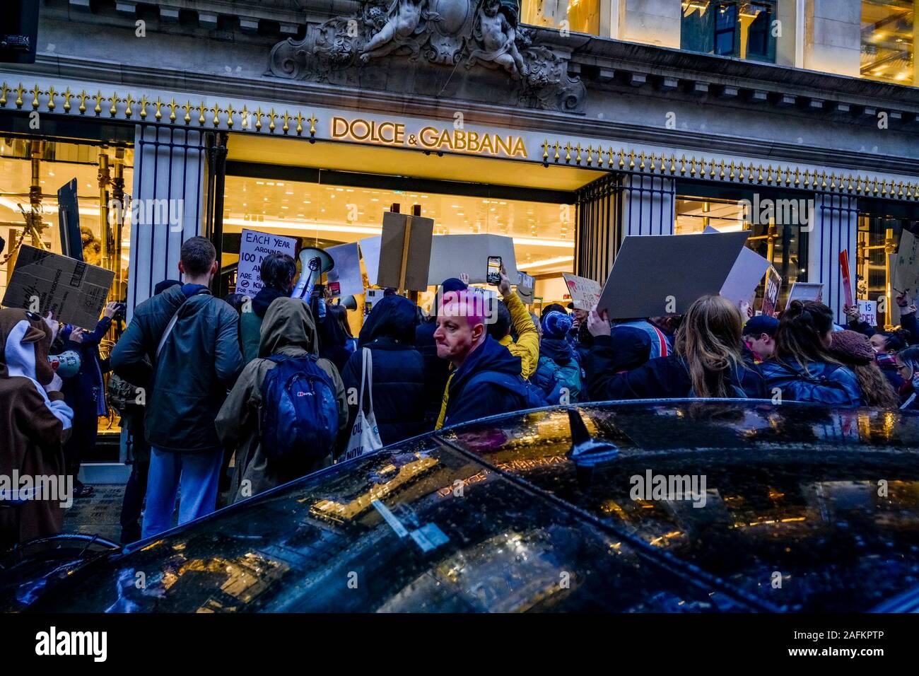 Protest gegen Pelz, Animal Rights Protesters, Dolce und Gabbana Boutique, Shop, Store, London, England, Großbritannien Stockfoto