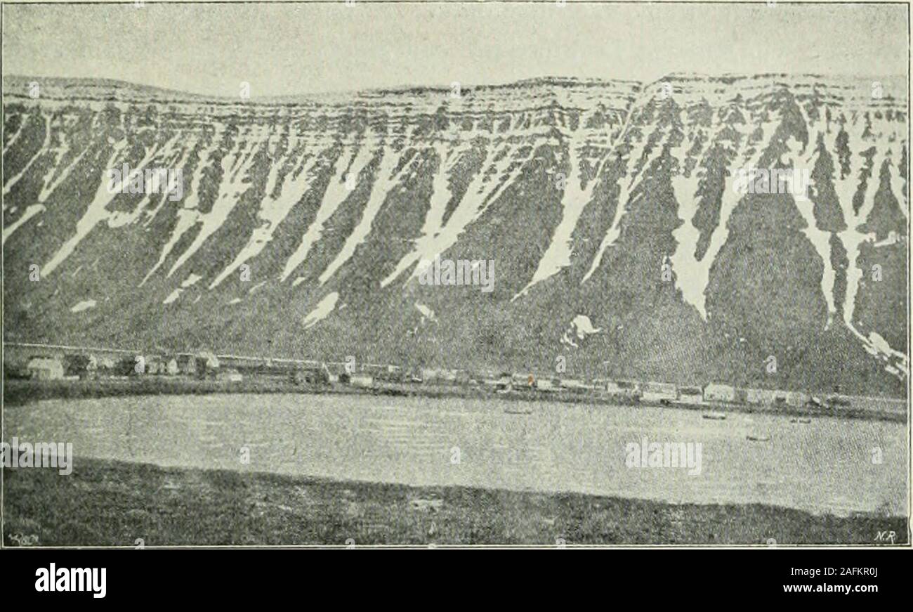 . Insel am Anfang des 20 Jahrhunderts;. Snæfellsjökull. ) Der in diesem Buche häufig vorkommende Ausdruck "fjörSorist günstiges, das-und-norwegische "Fjord. Der Übers. Natur Sterben.. 3. Bin Iaafjürour Basaltberg (Westland) im Frühjahr. Inseln Küste bietet mit Stand Klippen aus der Entfernung ofteinen wilden, düsteren Anblick. Aber kommt man näher, z. B. in denEingang der grossen Fjorde, so erhält das Landschaftsbild mehr Leben: sterben Sandbaai bricht sich an den äussersten Klippen, wo oft Tausendevon Alken, Seepapageien und anderen Seevögeln reihenweise in denAbsätzen der Klippen Artikel, währ Stockfoto