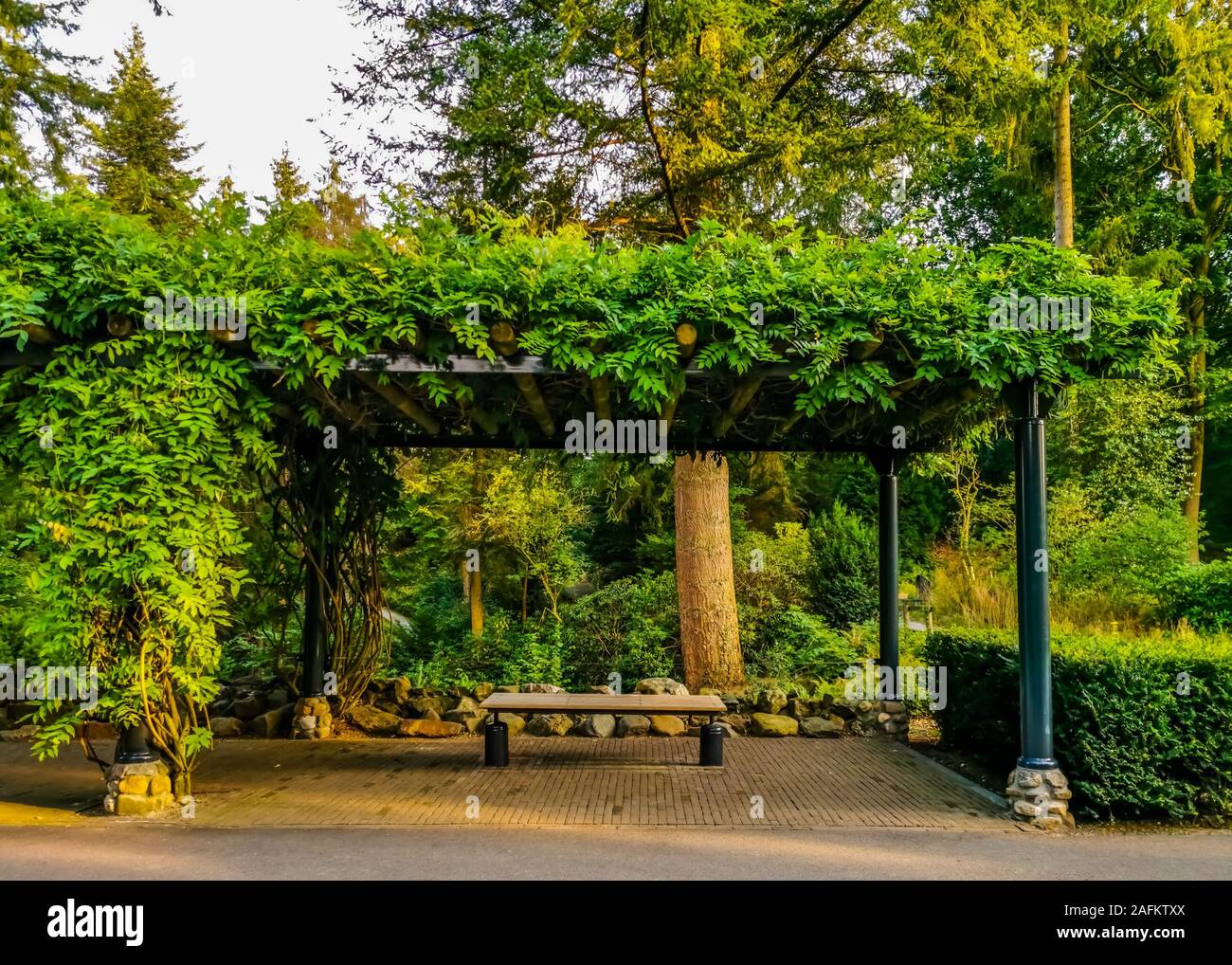 Berg en Bos City Park in Apeldoorn, Niederlande, Sitzbank mit Rood, schöner Garten Architektur Stockfoto