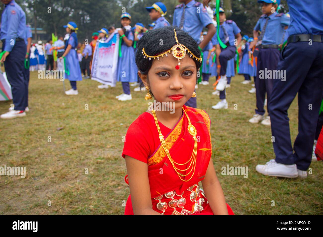 Traditionell feiert Tag des Sieges von Bangladesch: South Asian süße Mädchen teilnehmenden Fancy Dress Wettbewerb durch das Tragen von Schmuck Stockfoto