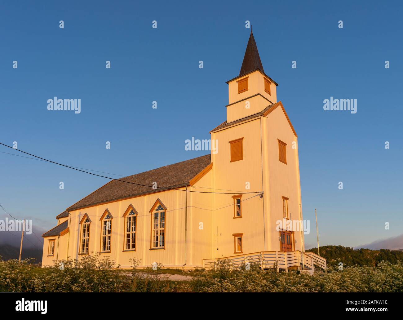 HILLESØY, Troms County, NORWEGEN - Hillesøy Kirche, während der Mitternachtssonne, im Norden von Norwegen. Stockfoto