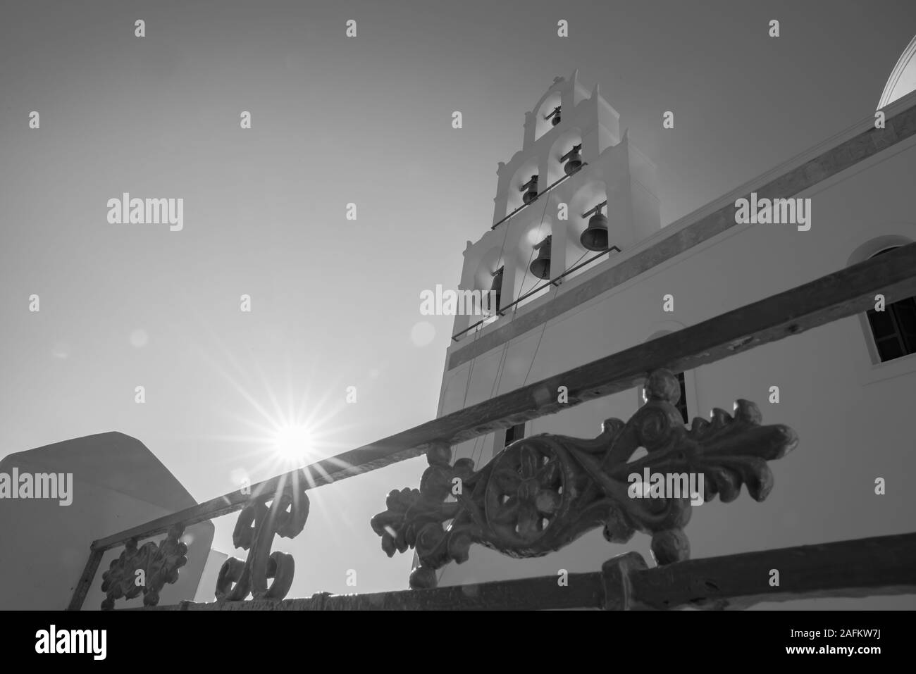 Kirche Panagia mit sechs Glockenturm in Oia, Santorini in whitwashed Außenwände in Schwarzweiß. Stockfoto