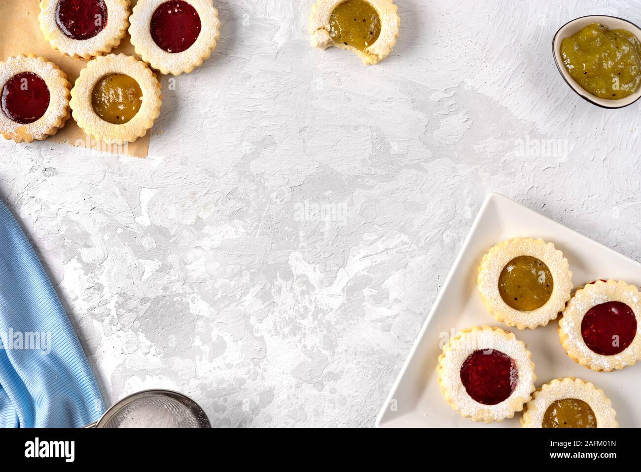 Flach von bunten Linzer Cookies in runder Form auf hellen Hintergrund. Platz kopieren Stockfoto