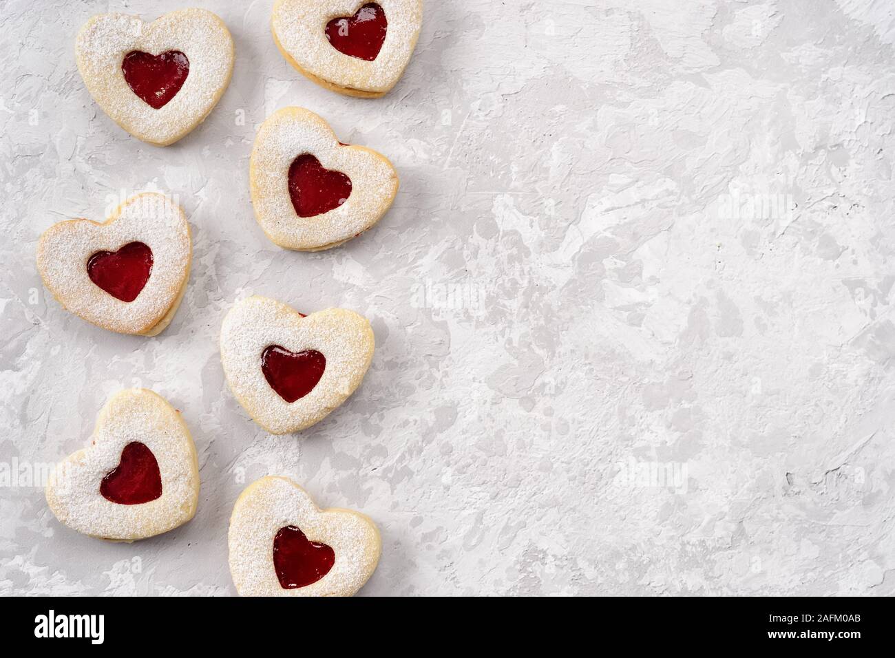 Herzförmige Linzer cookies für Valentines Tag mit Liebe. Platz kopieren Stockfoto