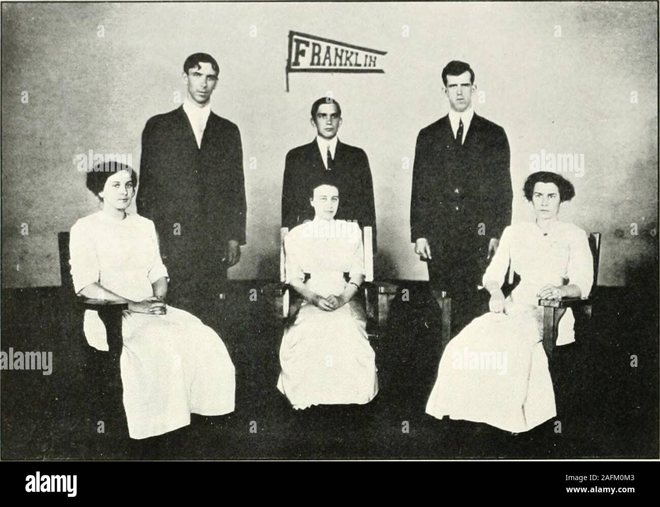 . Sequelle 1912. 1912 Fortsetzung ich jJiQjj e c^^. Franklin Gesellschaft Offiziere FALL, Präsident, - - - - - - - - Samuel H. Jones Sekretär, --------- Anna Crowe WINTERSEMESTER Lresident, - - - - - - - - Elza W. Lliitc^ ter Sekretärin. - - - - - - - - - Edna TetTt FEDERKLEMME Präsident. - - - - - - - - Robert R. Voimo; Sekretärin, - - - - - - - - - Sallie Porter r-asc eine Hundrcl, uu 1 Tzvchc C |^| 5 19 12 Sequelle @g |} Stockfoto