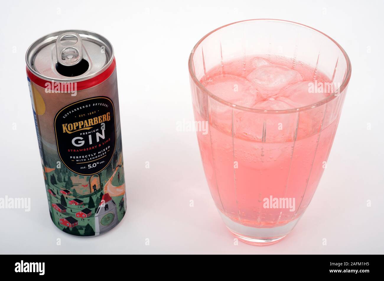 Kopparberg premium Gin mit Erdbeere und Kalk gemischt Stockfoto