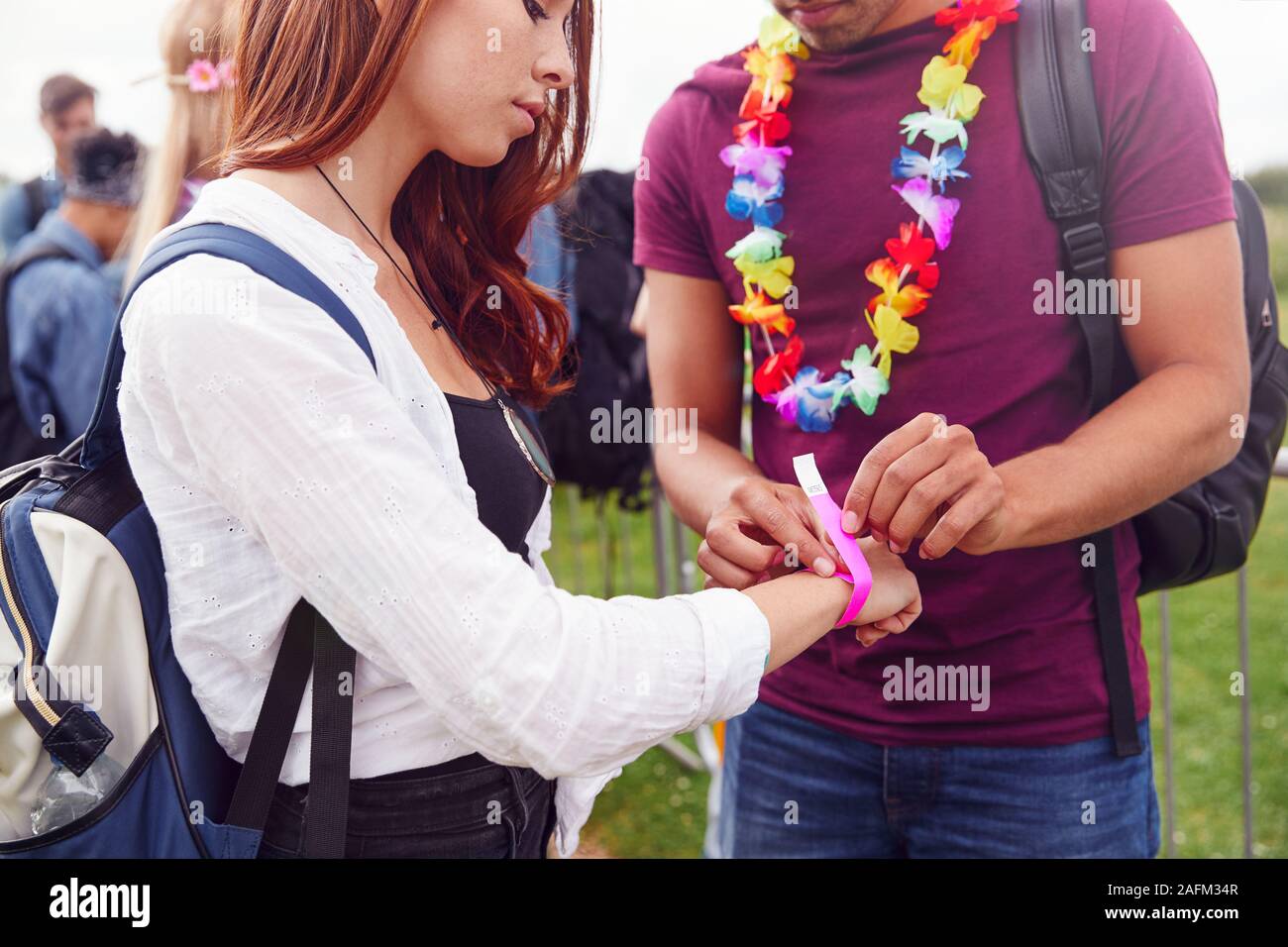 In der Nähe von Freunden am Eingang der Music Festival setzen auf Sicherheit Armbänder Stockfoto