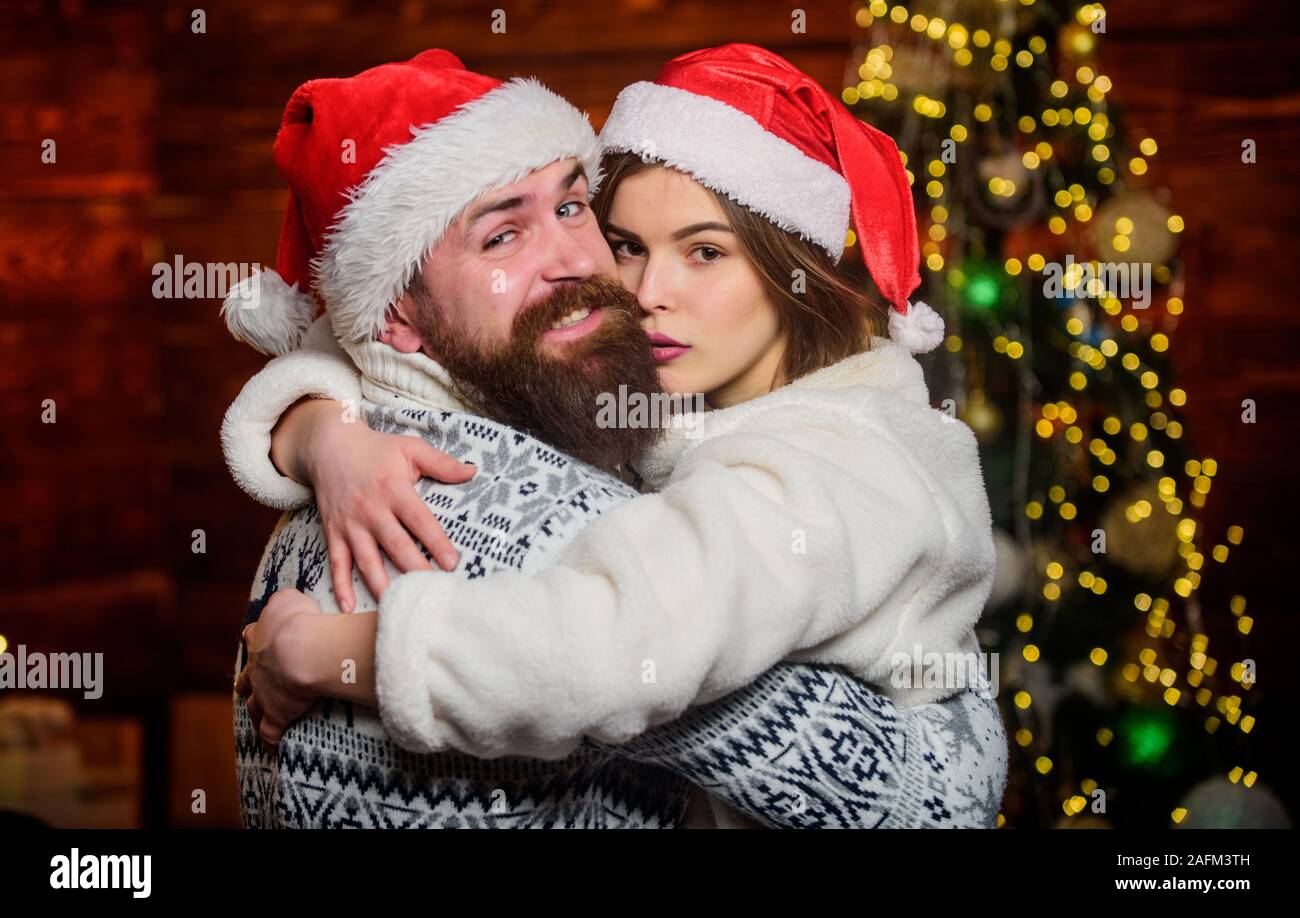 Kuss mit Liebe. gemeinsam das neue Jahr feiern. Geschenke. frohe Weihnachten. Liebe ist in der Luft. Winter shopping Sales. Familie Ferien Wochenende. Liebhaber am Baum. glückliches Paar Santa in der Liebe. Stockfoto
