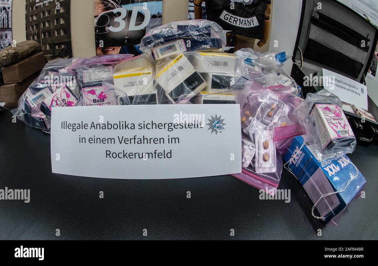 Dezember 16, 2019, Munich, Bayern, Deutschland: Unter den Artikel aus der Biker Banden beschlagnahmt, der organisierten Kriminalität und Verbrechen Familien sind verschreibungspflichtige Medikamente, darunter anabole Steroide, Viagra, und illegalen Drogen. Der bayerische Innenminister Joachim Herrmann, Justiz Minister George Eisenreich, Bayerisches Landeskriminalamt (Kriminalität) preisdent Robert Heimberger, und Bayerische Attorney General Reinhard RÃ¶ttle (Reinhard Roettle) stellte die Ergebnisse der Krieg über die organisierte Kriminalität in Bayern, im Jahr 2018 allein die Schäden, die der Staat insgesamt rund 169 Millionen Euro, eine schwankende Anstieg von 201 Stockfoto