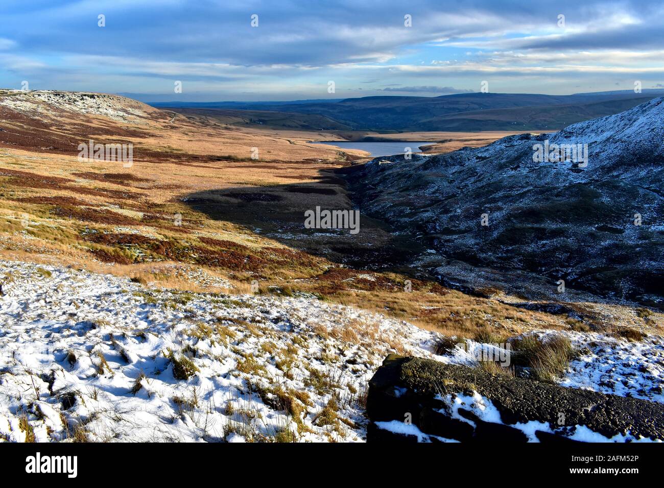 Winter Szene aus Buckstones Blick über Marsden Moor und März Haigh Behälter genommen. Stockfoto