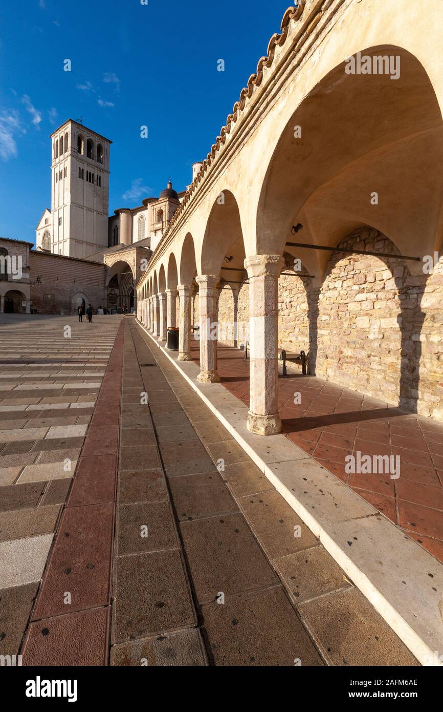 Assisi (Italien) - Der kolonnade von der Basilika des Heiligen Franziskus in Assisi. Stockfoto