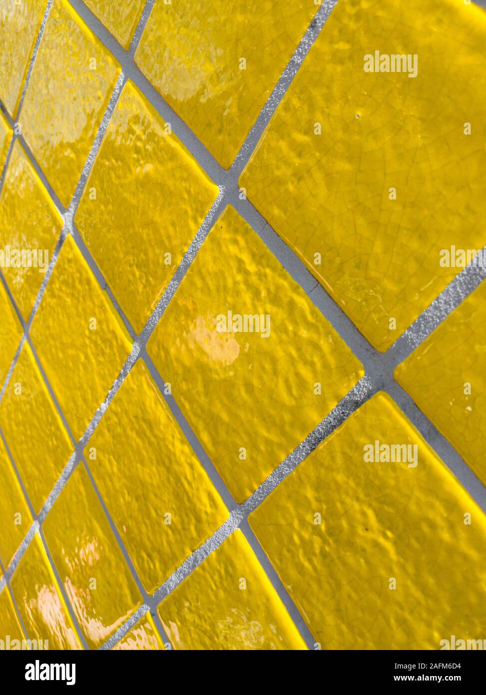 Full Frame Detailansicht des gelben Fliesen- wand Stockfoto