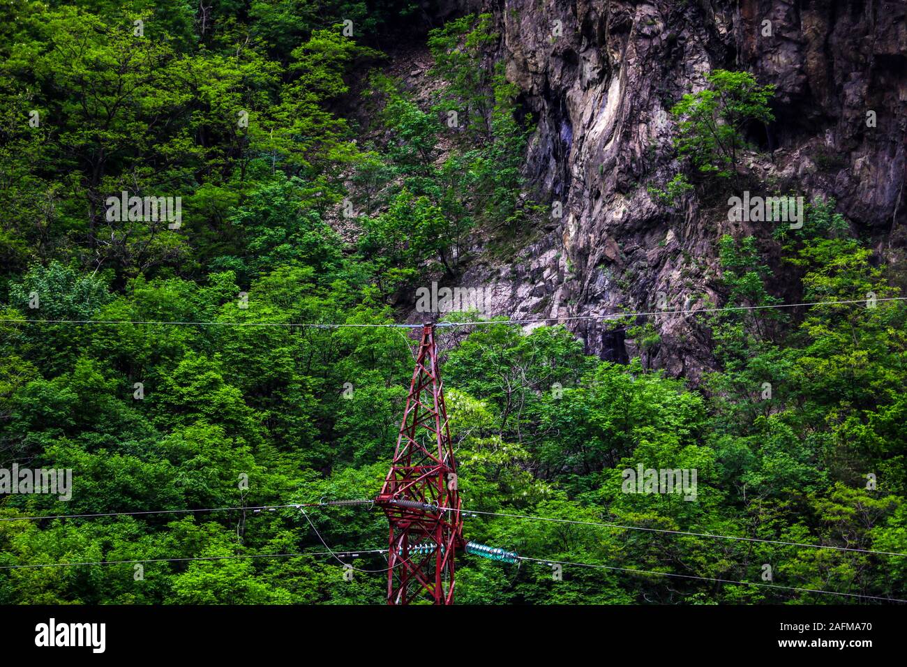 Elektrische pole power line Struktur mit Bergen im Hintergrund Stockfoto