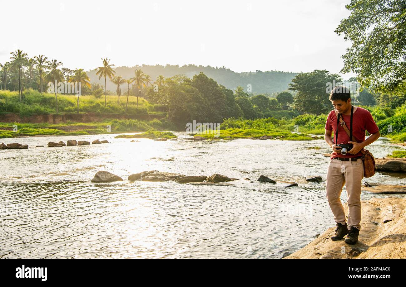 Mann unter Bild auf seine analogen Abstandsmesser Kamera in Pinnawala Stockfoto