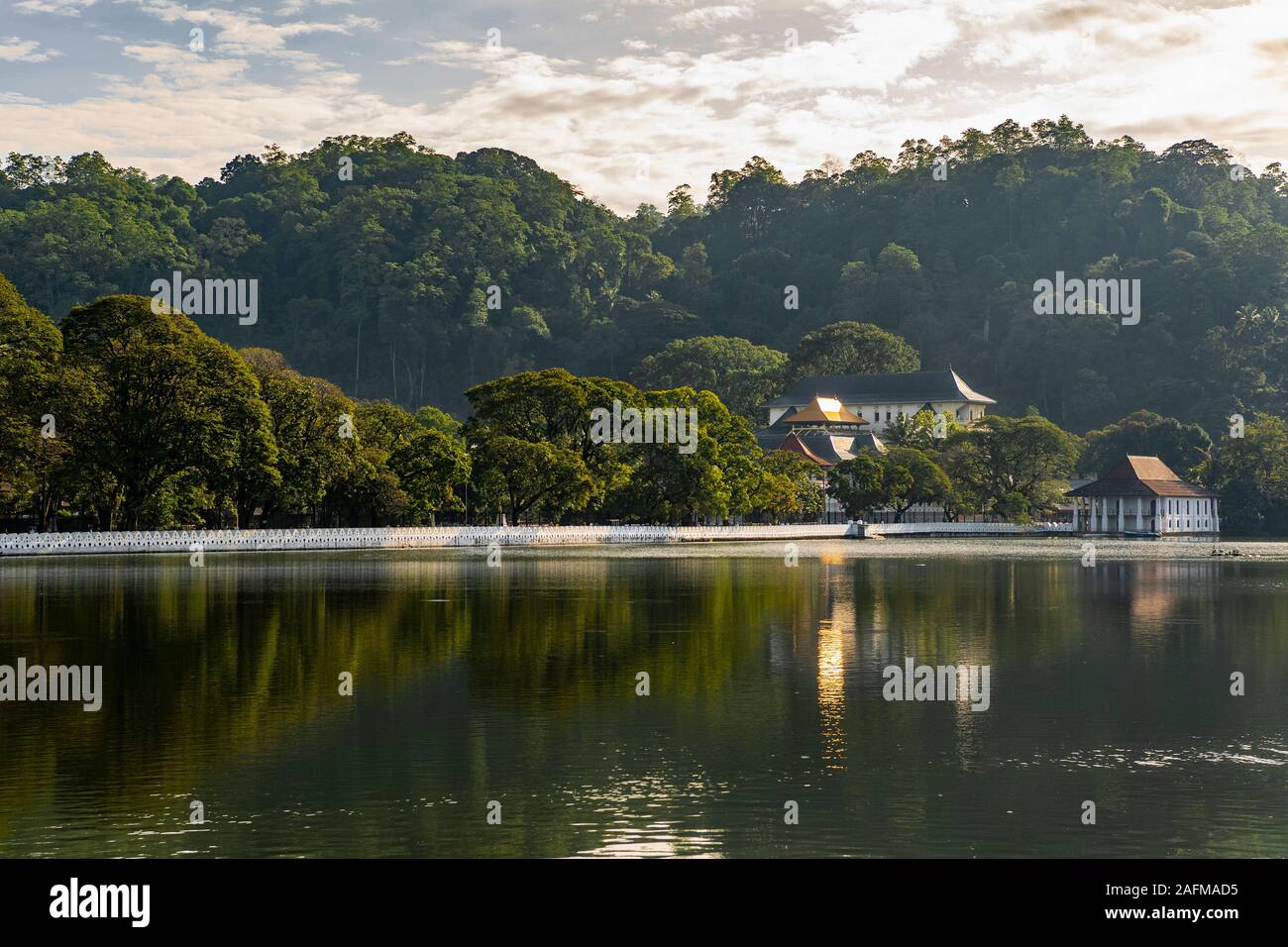 Der Tempel des Heiligen Zahnes Relikt in Kandy siehe vom See Stockfoto