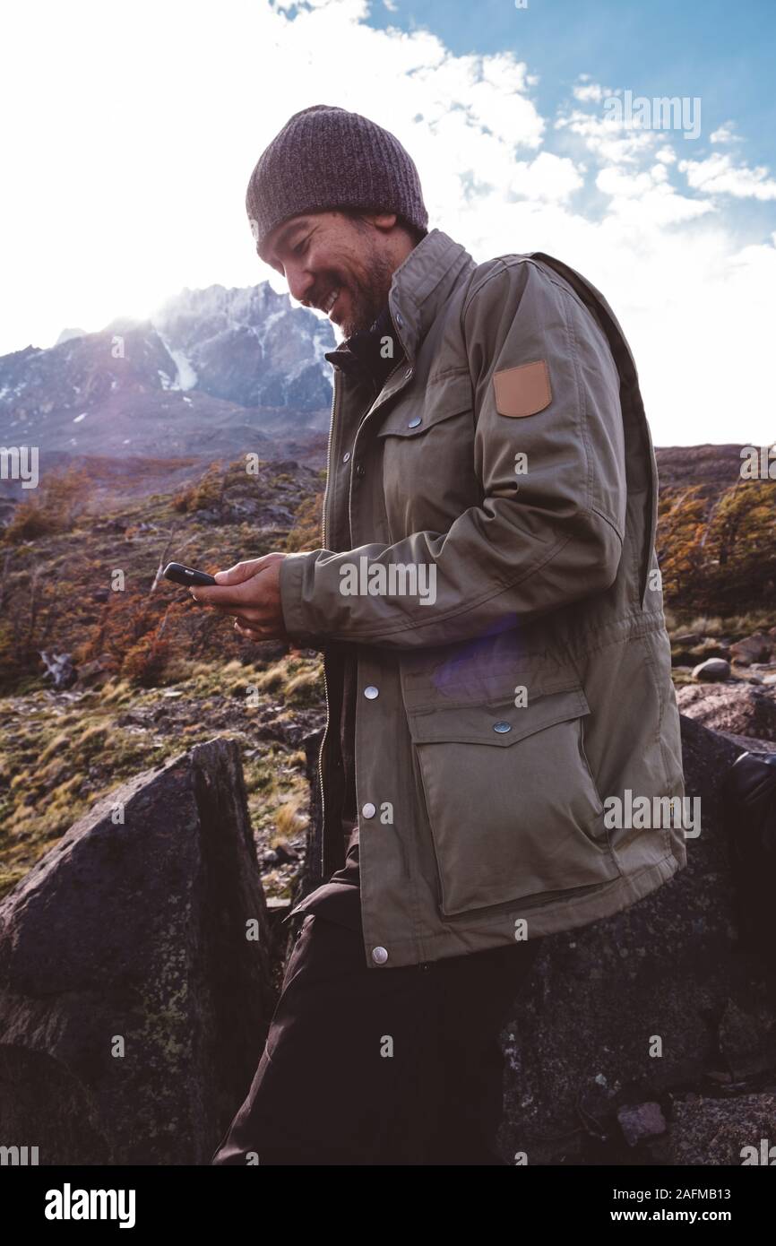 Happy Wanderer in den Bergen sein Telefon prüfen Stockfoto