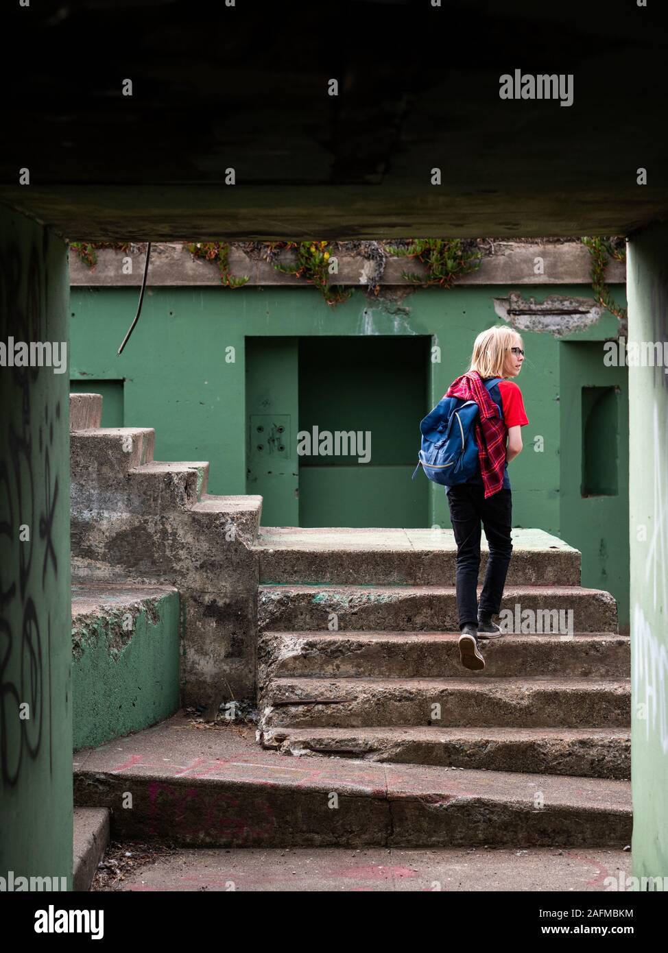 Tween zu Fuß die Treppen beim Erforschen der alten missile Site Stockfoto