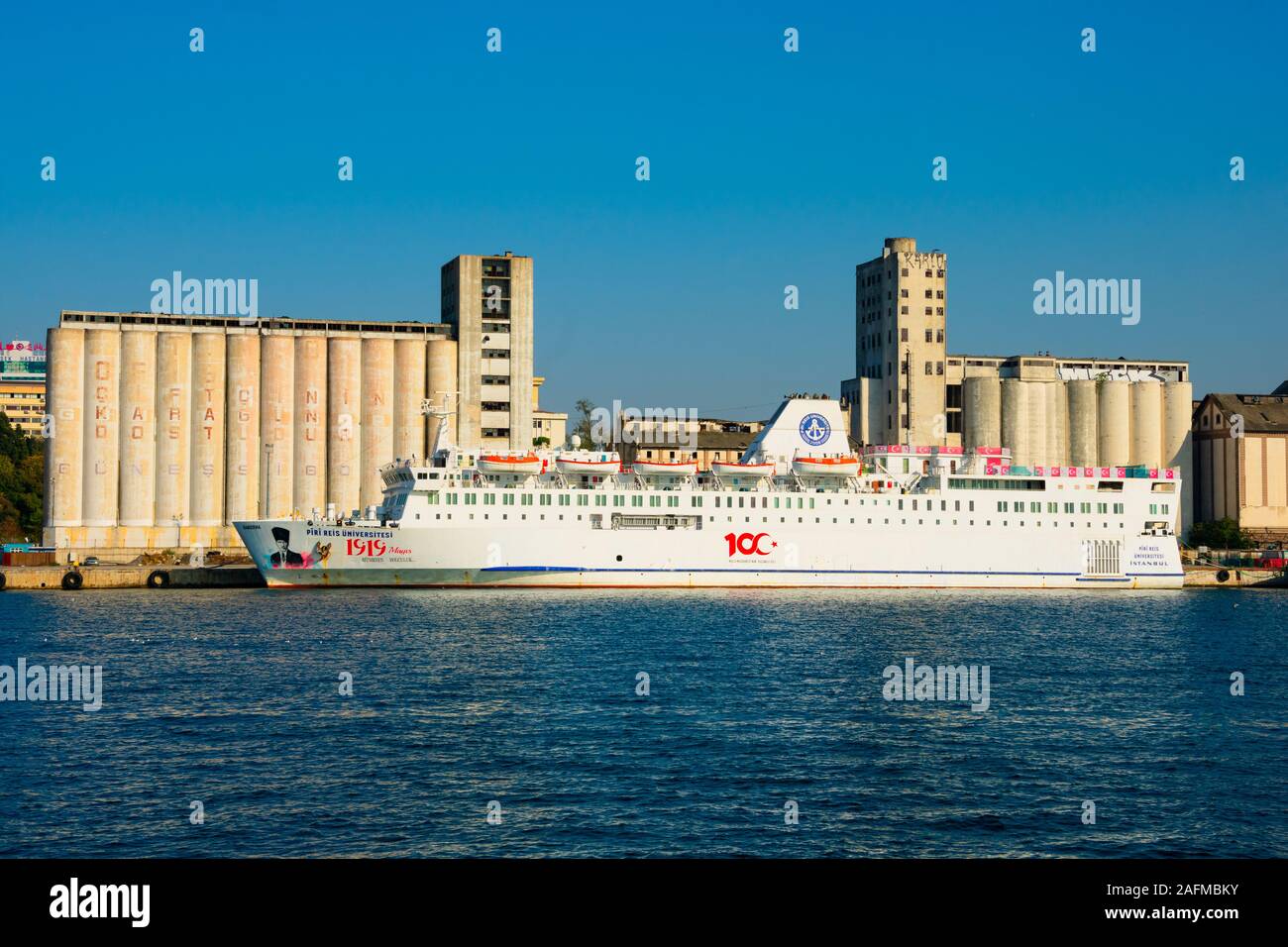 Istanbul, Türkei. November 21, 2019. Ein großes Schiff in den Hafen Haydarpasa (Haydarpasa Limanı). Bosporus Stockfoto