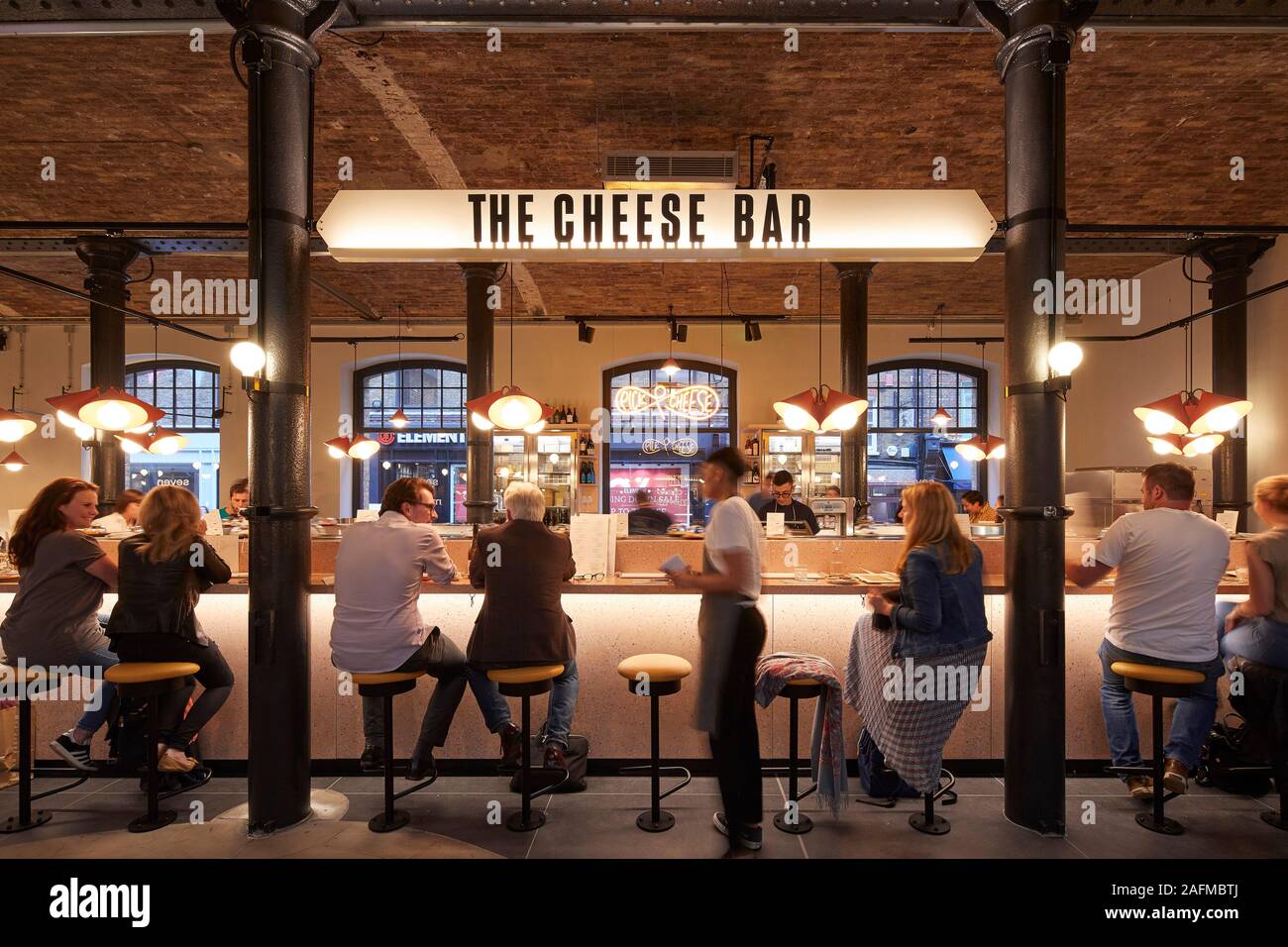 Restaurant in sieben Wählt den Boden. Seven Dials Markt, London, Vereinigtes Königreich. Architekt: Steif+Trevillion Architekten, 2019. Stockfoto