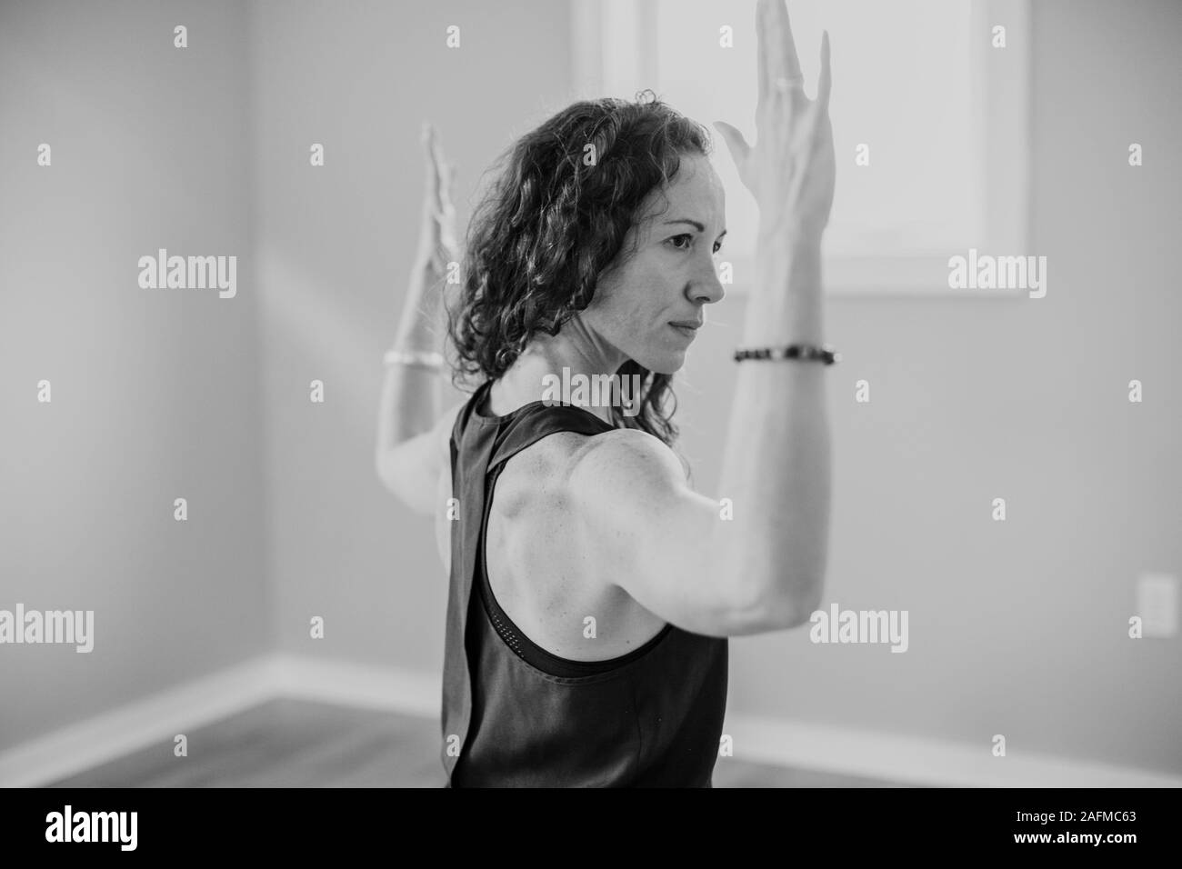 Schwarz-weiss Bild der Frau konzentrieren, während Yoga Stockfoto